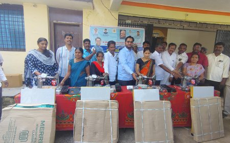ಶಾಸಕ ಡಾ. ಅವಿನಾಶ ಜಾಧವರಿಂದ  ಹೊಲಿಗೆ ಯಂತ್ರ ವಿತರಣೆ  ಯಂತ್ರ ಪಡೆದು ಮಹಿಳೆಯರು ಸ್ವಾಲಂಬಿಗಳಾಗಿ ಬದುಕು ಸಾಗಿಸಬೇಕು