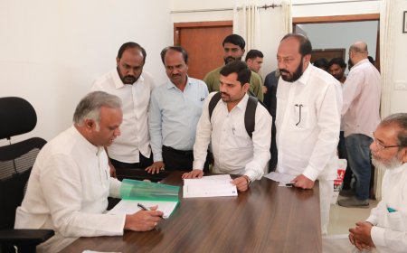 ಸ್ಥಾಯಿ ಸಮಿತಿ ಅಧ್ಯಕ್ಷ ಸವೀನ ಶಿರವಾಳ ಹಾಗೂ ಕ.ಮ.ಪಾ ಅಧಿಕಾರಿಗಳೊಂದಿಗೆ  ಸಚಿವ ಪ್ರೀಯಾಂಕ ಖರ್ಗೆ ಅವರಿಗೆ ಭೇಟಿ