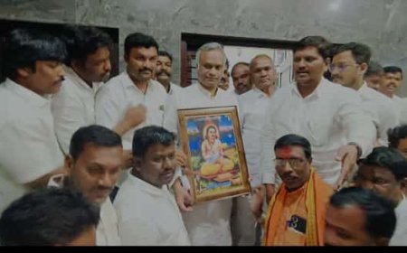 ಚಿತ್ತಾಪುರ ಕೋಲಿ ಸಮಾಜದ ಅಧ್ಯಕ್ಷ ಶಿವುಕುಮಾರ ಯಾಗಾಪೂರ ಅವರಿಂದ ಸಚಿವ ಪ್ರಿಯಾಂಕ್ ಖರ್ಗೆ ಅವರಿಗೆ ಸನ್ಮಾನ