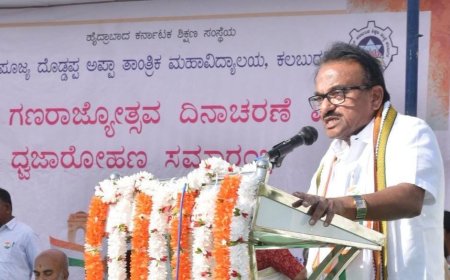 ಬೋಧಕೇತರ ಸಿಬ್ಬಂದಿಗೆ ಗಣರಾಜ್ಯೋತ್ಸವದ ಸಿಹಿ ಸುದ್ದಿ ನೀಡಿದ ಶಶೀಲ್ ಜಿ ನಮೋಶಿ