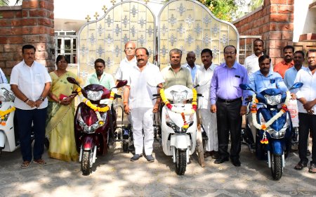 4 ತ್ರಿಚಕ್ರ ವಾಹನ ವಿತರಿಸಿದ ಬಿ.ಜಿ.ಪಾಟೀಲ