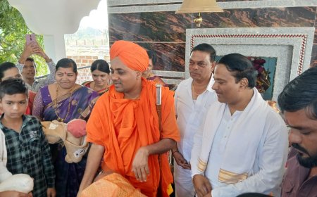 ಅಭಿನವ ಗವಿಸಿದ್ದೇಶ್ವರ ಶ್ರೀ ಗಳಿಗೆ ಪಾಟೀಲ ದಂಪತಿಗಳಿಂದ ಸನ್ಮಾನ