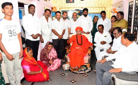 ಇಮ್ಮಡಿ ಸಿದ್ದರಾಮೇಶ್ವರ ಸ್ವಾಮೀಜಿ ಅವರು ದಿ.ಗುಂಡಪ್ಪ ಸಾಳಂಕಿ ನಿವಾಸಕ್ಕೆ ಭೇಟಿ ನೀಡಿ ಕುಟುಂಬಸ್ಥರಿಗೆ ಸಾಂತ್ವನ