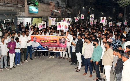 ಮೇಣಬತ್ತಿ ಹಚ್ಚಿ ದಿ.ದೀಪಕ ತಿವಾರಿಗೆ ಗೌರವ ಸಂತಾಪ