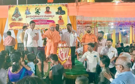 ಭಕ್ತರ ಮೇಲೆ ಪ್ರಯಾಗರಾಜ್ ದ ಪವಿತ್ರ ಜಲದ ಸಿಂಚನ