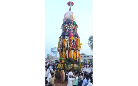 ಅದ್ದೂರಿಯಾಗಿ ಜರುಗಿದ ಕರಿಬಸವೇಶ್ವರ ರಥೋತ್ಸವ