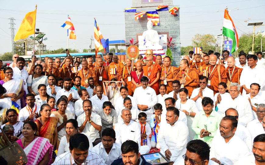 ಬೌದ್ಧ ಭಿಕ್ಕುಗಳ ಕಾಲ್ನಡಿಗೆ ಮೂಲಕ  ಮೆರವಣಿಗೆ