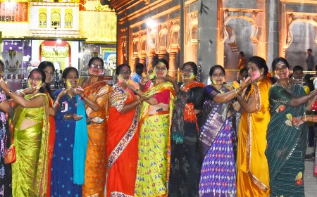 ಕಲಬುರಗಿ ಶರಣಬಸವೇಶ್ವರ ದೇವಸ್ಥಾನದ ಆವರಣದಲ್ಲಿ ಹೋಳಿ ಹಬ್ಬದ ಸಂಭ್ರಮ