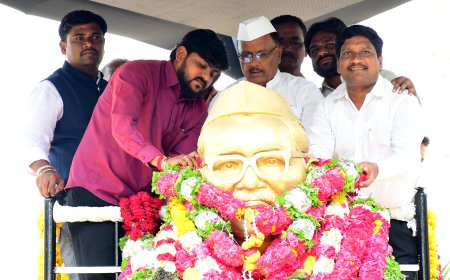 ಡಾ. ಬಾಬು ಜಗಜೀವನರಾಮ ಜಯಂತ್ಯುತ್ಸವ: ಟೌನ್ ಹಾಲ್ ಆವರಣದಲ್ಲಿ ಬಿ ಆರ್ ಪಾಟೀಲ್ ಗೌರವ ನಮನ ಸಲ್ಲಿಸಿದರು