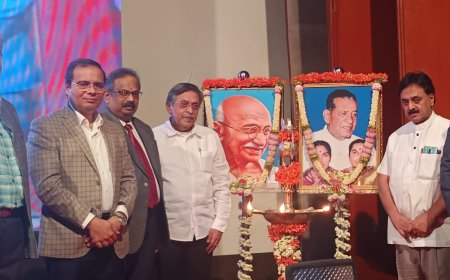 ಕಾಂಗ್ರಯೆನ್ಸ್ ಆಫ್ ಗಾಂಧೀಸ್ ಫಿಲೋಸೋಫಿ & ಲೀಡರ್ಷಿಪ್ ಇನ್ ಕಂಟೆಂಪೋರರಿ ಇಂಡಿಯಾ ಪುಸ್ತಕ ಬಿಡುಗಡೆ