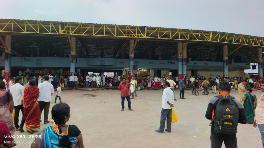 ಬಸ್ ಗಾಗಿ ಪ್ರಯಾಣಿಕರ ಪರದಾಟ