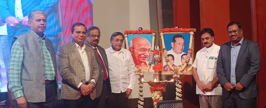 ಕಾಂಗ್ರಯೆನ್ಸ್ ಆಫ್ ಗಾಂಧೀಸ್ ಫಿಲೋಸೋಫಿ & ಲೀಡರ್ಷಿಪ್ ಇನ್ ಕಂಟೆಂಪೋರರಿ ಇಂಡಿಯಾ ಪುಸ್ತಕ ಬಿಡುಗಡೆ