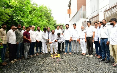 ವಾಕಿಂಗ್ ಟ್ರ‍್ಯಾಕ್ ನಿರ್ಮಾಣ ಕಾಮಗಾರಿಗೆ ಶಾಸಕ ಅಲ್ಲಮಪ್ರಭು ಪಾಟೀಲ್ ಅವರು ಗುದ್ದಲಿ ಪೂಜೆ ನೆರವೇರಿಸಿದರು.