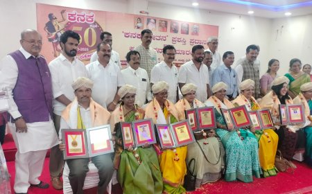 ಕಲಾವಿದ ಸಂಜು  ಬರಗಾಲಿಗೆ ಕನಕ  ಚೇತನ  ಪ್ರಶಸ್ತಿ ಪ್ರಧಾನ
