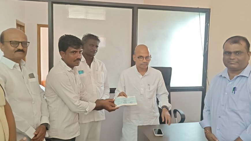 ಚೆಕ್ ವಿತರಣೆ ಮಾಡಿದ ಸಚಿವ ಪಾಟೀಲ