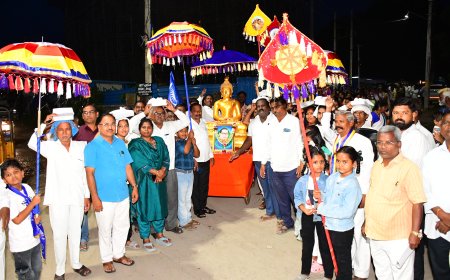 ಬುದ್ಧನ ಮೂಲ ಬೋಧನೆ ಉಳ್ಳ ತ್ರಿಪಿತಕ ಪುಸ್ತಕ ಮತ್ತು ಬಾಬಾಸಾಹೇಬರು ಬರೆದ ಬುದ್ಧ ಮತ್ತು ಆತನ ಧಮ್ಮ ಪುಸ್ತಕಗಳು ಮೆರವಣಿಗೆ