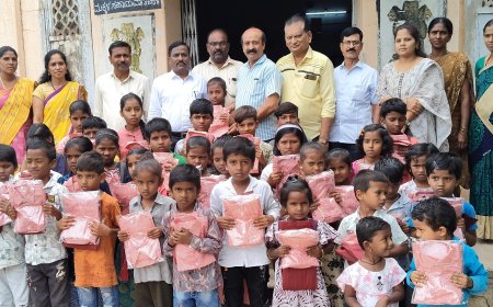 ಕಲಿತ ಶಾಲೆಗೆ ದೇಣಿಗೆ : ವಿದ್ಯಾರ್ಥಿಗಳಿಗೆ ಸಮವಸ್ತ್ರ ವಿತರಣೆ
