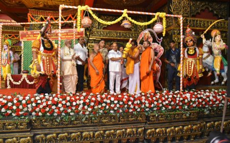 ಕೃಷ್ಣ ಬೋಧೆಯಂತೆ ಧರ್ಮ ಮಾರ್ಗದಲ್ಲಿ ನಡೆದು ಸಮಾಜದ ಒಳಿತಿಗೆ ಶ್ರಮಿಸೋಣ