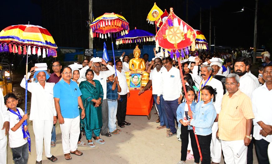 ಬುದ್ಧನ ಮೂಲ ಬೋಧನೆ ಉಳ್ಳ ತ್ರಿಪಿತಕ ಪುಸ್ತಕ ಮತ್ತು ಬಾಬಾಸಾಹೇಬರು ಬರೆದ ಬುದ್ಧ ಮತ್ತು ಆತನ ಧಮ್ಮ ಪುಸ್ತಕಗಳು ಮೆರವಣಿಗೆ