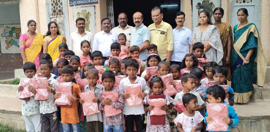 ಕಲಿತ ಶಾಲೆಗೆ ದೇಣಿಗೆ : ವಿದ್ಯಾರ್ಥಿಗಳಿಗೆ ಸಮವಸ್ತ್ರ ವಿತರಣೆ