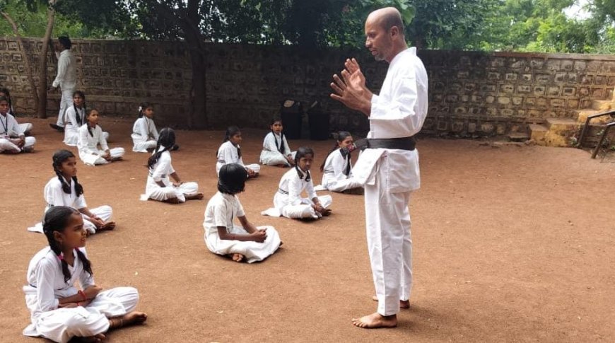 ಪಿ ಎಂ ಶ್ರೀ ಸರ್ಕಾರಿ  ಯೋಜನಾ ಅಡಿಯಲ್ಲಿ  ಮಂದೆವಾಲ ಸರ್ಕಾರಿ ಹಿರಿಯ ಪ್ರಾಥಮಿಕ ಶಾಲೆಯ ವಿದ್ಯಾರ್ಥಿನಿಯರಿಗೆ   ಸ್ವಯಂ ರಕ್ಷಣಾ ತರಬೇತಿಗೆ ಚಾಲನೆ