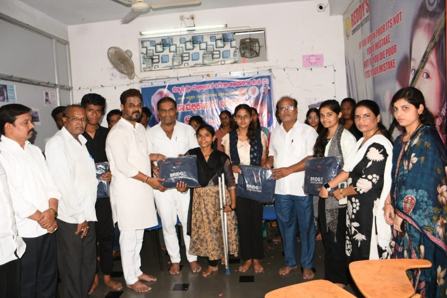 ಡಾ.ಮಲ್ಲಿಕಾರ್ಜುನ ಖರ್ಗೆಯವರ 83 ಜನ್ಮ ದಿನಾಚರಣೆ ಅಂಗವಾಗಿ ವಿದ್ಯಾರ್ಥಿಗಳಿಗೆ ಬ್ಯಾಗ್ & ಪುಸ್ತಕ ವಿತರಣೆ