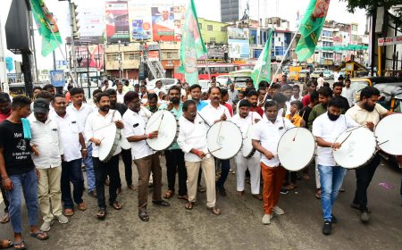 ಒಳ ಮೀಸಲಾತಿ ವಿಳಂಬ ಮಾಡದೇ ಜಾರಿಗೊಳಿಸಬೇಕೆಂದು ಆಗ್ರಹಿಸಿ ತಮಟೆ ಚಳುವಳಿ' ನಡೆಸಿದರು