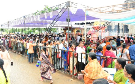 ಶ್ರಾವಣ ಮಾಸದ ನಾಲ್ಕನೇ ಸೋಮವಾರ: ಶರಣಬಸವೇಶ್ವರ ದೇವಾಲಯದಲ್ಲಿ ಭಕ್ತರ ದಂಡು