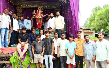 ಕಾಂಗ್ರೆಸ್  ಮುಖಂಡರಿಂದ ಗಣೇಶ ಮೂರ್ತಿಗೆ ಪೂಜೆ