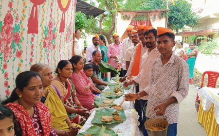 ಹಿಂದೂ ಮಿತ್ರ ಗಣೇಶ ಮಂಡಳಿ ವತಿಯಿಂದ ವಿಶೇಷವಾಗಿ ಬಾಳೆ ಎಲೆಯ ಮೇಲೆ ಊಟದ ವ್ಯವಸ್ಥೆ