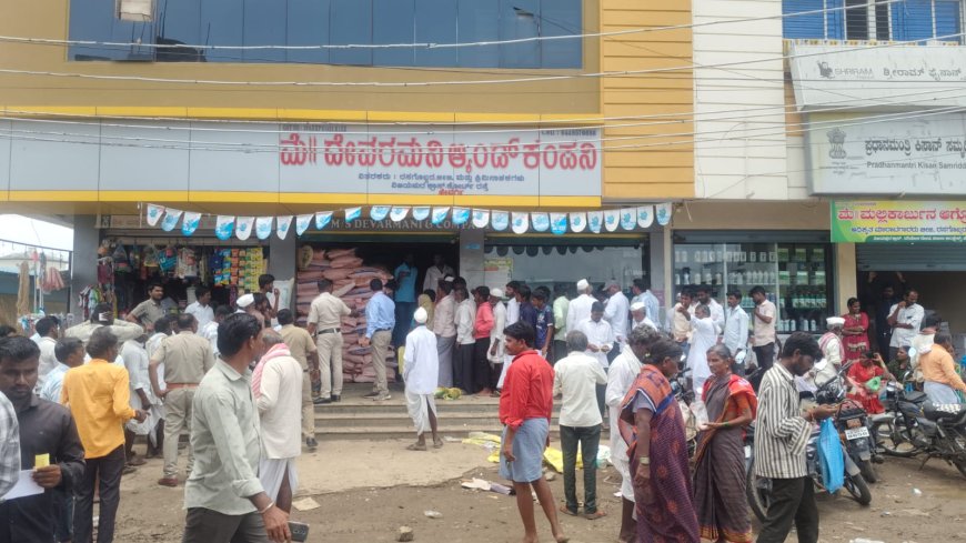 ಜೇವರ್ಗಿಯಲ್ಲಿ ರೈತರಿಗೆ ಡಿಎಪಿ ಮತ್ತು ಯುರಿಯಾ ಗೊಬ್ಬರ ವಿತರಣಾ