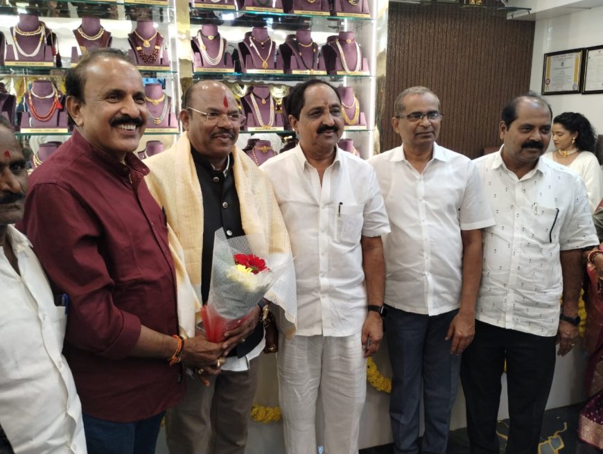 ಇಂಚರ ಜ್ಯುವೆಲ್ಲರಿ ಶೋರೂಮ್ ಶುಭಾರಂಭ ಉದ್ಯಮಿ ಸತೀಶ್ ವಿ ಗುತ್ತೇದಾರ್ ಜ್ಯೋತಿ ಬೆಳಗಿಸಿ ಉದ್ಘಾಟನೆ