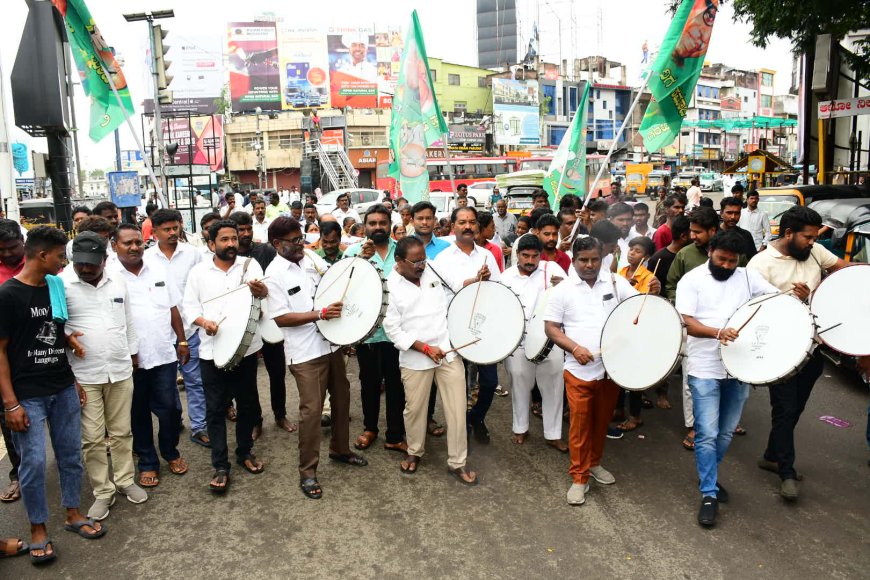 ಒಳ ಮೀಸಲಾತಿ ವಿಳಂಬ ಮಾಡದೇ ಜಾರಿಗೊಳಿಸಬೇಕೆಂದು ಆಗ್ರಹಿಸಿ ತಮಟೆ ಚಳುವಳಿ' ನಡೆಸಿದರು