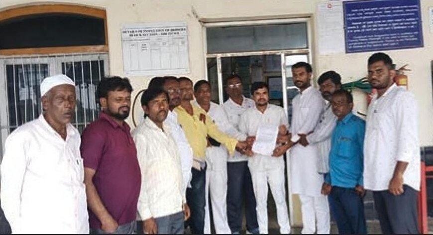 ಶಹಾಬಾದ ರೈಲ್ವೆ ನಿಲ್ದಾಣದಲ್ಲಿ ಫಲಕನಾಮಾ ಪ್ಯಾಸೆಂಜರ್ ಮತ್ತು ಹೈದರಾಬಾದ ಎಕ್ಸಪ್ರೆಸ್ ರೈಲು ನಿಲ್ಲಿಸುವಂತೆ ಒತ್ತಾಯಿಸಿ