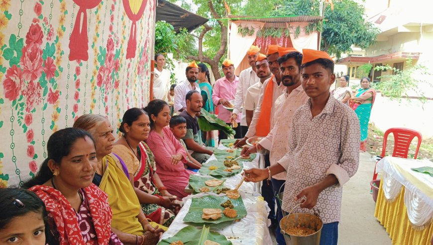 ಹಿಂದೂ ಮಿತ್ರ ಗಣೇಶ ಮಂಡಳಿ ವತಿಯಿಂದ ವಿಶೇಷವಾಗಿ ಬಾಳೆ ಎಲೆಯ ಮೇಲೆ ಊಟದ ವ್ಯವಸ್ಥೆ