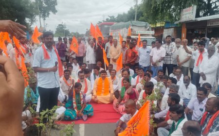 ಶಿವಸೇನಾ ರಾಜ್ಯಾಧ್ಯಕ್ಷರಾದ  ಶ್ರೀ ಸಿದ್ದಲಿಂಗ ಸ್ವಾಮೀಜಿ ನೇತೃತ್ವದಲ್ಲಿ  ಬೆಳೆ ಪರಿಹಾರ ಧನ ವಿತರಿಸುವಂತೆ  ಆಗ್ರಹಿಸಿ ರಸ್ತೆ ತಡೆ ಚಳುವಳಿ ನಡೆಸಿದ ಹೋರಾಟಗಾರರು.