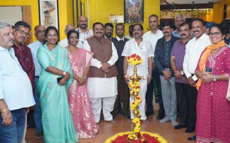 ಕಡೇಚೂರ್.ಗ್ರೂಪ್ ಉದ್ಯಮಕ್ಕೆ  ಶರ್ಮಾ ಟ್ರಾವೆಲ್ಸ್ ನ ಸುನಿಲ್ ಶರ್ಮಾ ಜ್ಯೋತಿ ಬೆಳಗಿಸಿ ಚಾಲನೆ