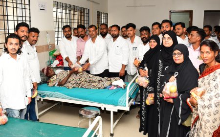 ಲೋಕಸಭಾ ಸದಸ್ಯರಾದ ರಾಧಾಕೃಷ್ಣ ದೊಡ್ಡಮನಿ ಅವರ ಜನ್ಮ ದಿನಾಚರಣೆ  ಪ್ರಯುಕ್ತ ಹಣ್ಣು ವಿತರಣೆ