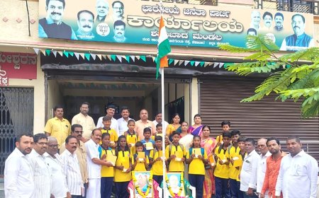 ಬಿಜೆಪಿ ಕಚೇರಿಯಲ್ಲಿ ಧ್ವಜಾರೋಹಣ : ವಿದ್ಯಾರ್ಥಿಗಳಿಗೆ ಲೇಖನ ಸಾಮಗ್ರಿ ವಿತರಣೆ :..