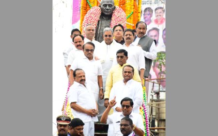 ಸರದಾರ ವಲ್ಲಭಭಾಯಿ ಪಟೇಲ್ ವೃತ್ತದಲ್ಲಿರುವ ಸರ್ದಾರ್ ವಲ್ಲಭಭಾಯ್ ಪಟೇಲ್ ಅವರ ಪ್ರತಿಮೆಗೆ ಮುಖ್ಯಮಂತ್ರಿ ಸಿದ್ದರಾಮಯ್ಯ ಮಾಲಾರ್ಪಣೆ