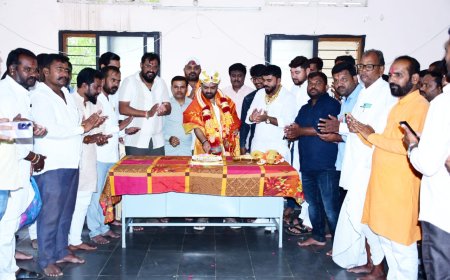 ನಿತಿನ್ ವ್ಹಿ ಗುತ್ತೇದಾರ್ ಅವರ ಜನ್ಮದಿನದ ನಿಮಿತ್ತ ವೃದ್ಧಾಶ್ರಮದಲ್ಲಿ ಅನ್ನ ಸಂತರ್ಪಣೆ ಹಾಗೂ ವಸ್ತ್ರ ವಿತರಿಸಿದರು