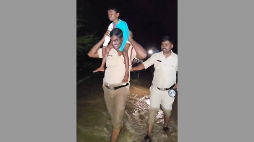 ಬೆಳವಡಿ ಗ್ರಾಮದಲ್ಲಿ ಅತಿಯಾದ ಮಳೆಯಿಂದ ಜಲಾವೃತ – ಅಗ್ನಿಶಾಮಕ ಸಿಬ್ಬಂದಿಯಿಂದ 20 ಜನರ ರಕ್ಷಣೆ