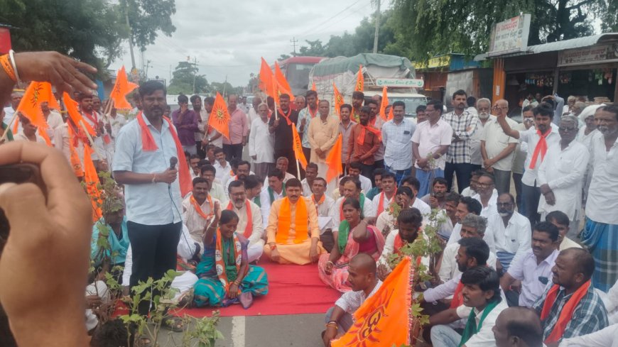 ಶಿವಸೇನಾ ರಾಜ್ಯಾಧ್ಯಕ್ಷರಾದ ಶ್ರೀ ಸಿದ್ದಲಿಂಗ ಸ್ವಾಮೀಜಿ ನೇತೃತ್ವದಲ್ಲಿ ಬೆಳೆ ಪರಿಹಾರ ಧನ ವಿತರಿಸುವಂತೆ ಆಗ್ರಹಿಸಿ ರಸ್ತೆ ತಡೆ ಚಳುವಳಿ ನಡೆಸಿದ ಹೋರಾಟಗಾರರು.