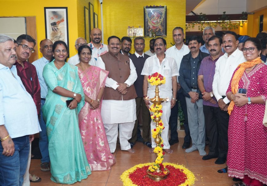ಕಡೇಚೂರ್.ಗ್ರೂಪ್ ಉದ್ಯಮಕ್ಕೆ  ಶರ್ಮಾ ಟ್ರಾವೆಲ್ಸ್ ನ ಸುನಿಲ್ ಶರ್ಮಾ ಜ್ಯೋತಿ ಬೆಳಗಿಸಿ ಚಾಲನೆ