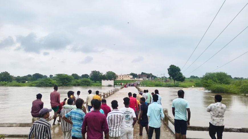 ಕವಲಗಾ ಬಿ ಗ್ರಾಮದ ಹಳ್ಳದ ಸೇತುವೆಯ ಮೇಲೆ ನೀರು ಜನರ ಪರದಾಟ