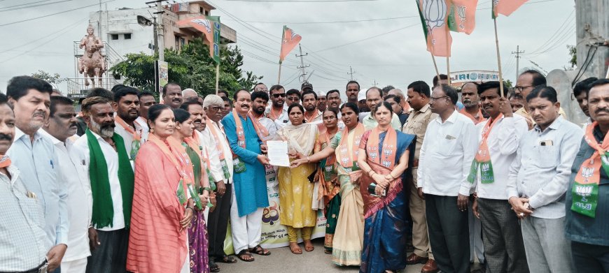 ಬಿಜೆಪಿ ಯಿಂದ ರಸ್ತೆ ತಡೆ : ಪರಿಹಾರ ನೀಡಲು ಒತ್ತಾಯಿಸಿ ಪ್ರತಿಭಟನೆ