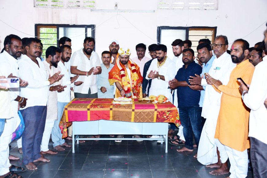 ನಿತಿನ್ ವ್ಹಿ ಗುತ್ತೇದಾರ್ ಅವರ ಜನ್ಮದಿನದ ನಿಮಿತ್ತ ವೃದ್ಧಾಶ್ರಮದಲ್ಲಿ ಅನ್ನ ಸಂತರ್ಪಣೆ ಹಾಗೂ ವಸ್ತ್ರ ವಿತರಿಸಿದರು