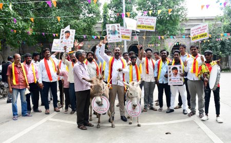 ರಟಗಲ್ ಗ್ರಾಮ ಪಂಚಾಯಿತಿ ಅವ್ಯವಹಾರ ಖಂಡಿಸಿ -ವಿನೂತನ ಪ್ರತಿಭಟನೆ