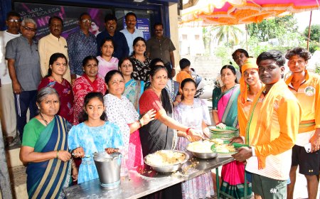 ತುಳಜಾಪೂರ ಪಾದಯಾತ್ರಿಗಳಿಗೆ ಹೋನ್ನಳ್ಳಿ ಪರಿವಾರದಿಂದ ಅನ್ನದಾಸೋಹ