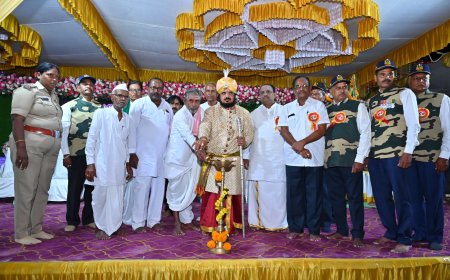 ಶ್ರೀನಿವಾಸ್ ಸರಡಗಿಯಲ್ಲಿ ಭವ್ಯ ದಸರಾ ದರ್ಬಾರ್ — ಮೈಸೂರು ಮಾದರಿಯ ಜಂಬೂ ಸವಾರಿ, ಧರ್ಮಸಭೆ ಆಕರ್ಷಣೆ